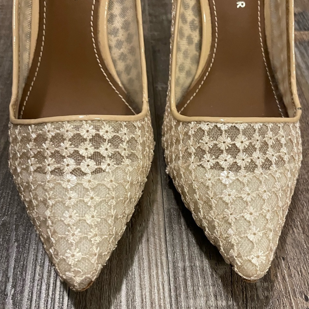 Donald J. Pliner Cream and Tan Lace Stiletto Pumps, Size 6.5M - Picture 4 of 14